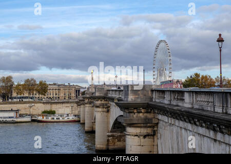 Paris, Frankreich, November 2017: die Concorde Brücke und das Riesenrad als Weltkulturerbe der UNESCO. Paris, Frankreich Stockfoto