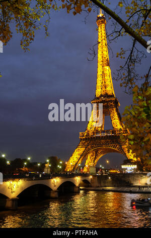 Paris, Frankreich, November 2017: Eiffelturm beleuchtet in der Abenddämmerung. Der Eiffelturm ist eines der bekanntesten Wahrzeichen der Welt. Paris, Fran Stockfoto