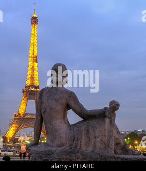 Paris, Frankreich, November 2017: Eiffelturm beleuchtet in der Abenddämmerung. Der Eiffelturm ist eines der bekanntesten Wahrzeichen der Welt. Paris, Fran Stockfoto