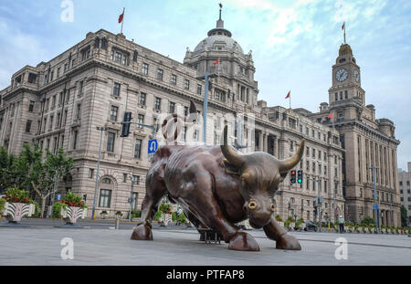 SHANGHAI - May 22, 2018: Bronze bull Am Bund in Shanghai, Bügeleisen Stier Statue vor der chinesischen Banken am Bund, Shanghai Stockfoto