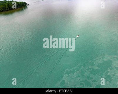 Luftaufnahme von Speed Boot im Meer. Ein kleines Motorboot auf dem blauen Wasser in den Fluss. Stockfoto
