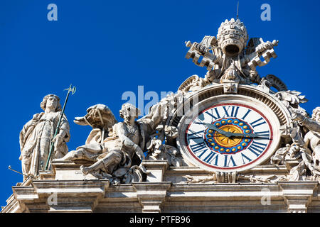 Statuen und Uhr auf die St Paul's Kathedrale, Vatikan, Rom, Italien. Stockfoto