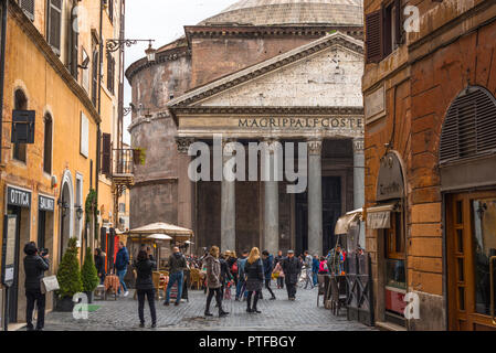 Geschäftige Straße die zum Pantheon in Rom, Italien Stockfoto