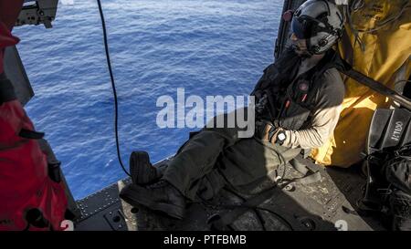 Mittelmeer (20 Juli 2017) Naval Aircrewman (Hubschrauber) 2. Klasse Jose Colon-Rivera im Flugbetrieb an Bord eines MH-60S Sea Hawk zum "tridents" der Hubschrauber Meer Combat Squadron (HSC) 9 an Bord der Flugzeugträger USS George H.W. eingeschifft befestigt ist Bush (CVN 77). Das Schiff und seine Carrier strike Group sind die Durchführung von naval Operations in den USA 6 Flotte Bereich der Maßnahmen zur Unterstützung der US-amerikanischen nationalen Sicherheitsinteressen in Europa und Afrika. Stockfoto