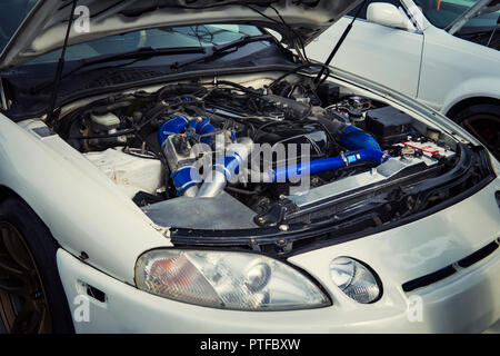 Motorhaube Auto mit der Aussicht auf einen Motor öffnen. Ausfall des Motors. Motor läuft unrund. Auto reparieren wollen. Fahrzeug unsheduled reparieren. Motor vorbeugende Diagnose Stockfoto