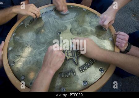 Coast Guard Seeleute leuchten Sie mit einer Winde auf der Coast Guard Cutter Tampa als Teil ihrer Morgen Pflichten, Key West, Florida, 21. Juli 2017. Das Tampa, eine 270-Fuß-medium endurance Cutter, ist in der Lage, eine Vielzahl von Missionen, Suche und Rettung und Droge Verbot Missionen zu gehören. Küstenwache Stockfoto