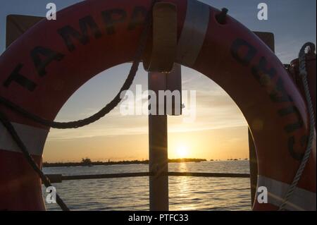 Der Sonnenuntergang ist von der fantail der Coast Guard Cutter Tampa, Key West, Florida, 21. Juli 2017 gesehen. Die USCGC Tampa, ein Medium endurance Cutter, befindet sich in Portsmouth, Virginia Küstenwache homeported Stockfoto