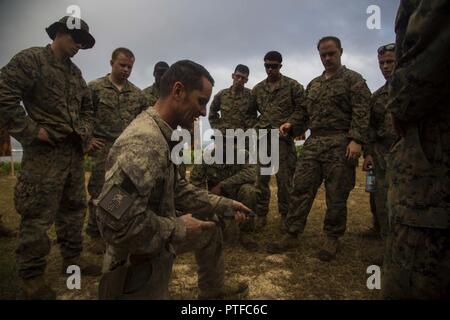 Us-Marines mit 3Rd Battalion 4th Marines zu Task Force Koa Moana 17 angeschlossen, sammeln sich um Neuseeland Armee Sgt. Maj. Paul Buckley, wie er erklärt die Glock 17 Weapon System während der Übung TAFAKULA, auf der Insel Tongatapu, Tonga, 21. Juli 2017. Übung TAFAKULA ist entworfen, um die militärische zu stärken, und die Beziehungen zwischen der Tonga His Majesty's Armed Forces, Französischen Armee von Neukaledonien, Neuseeland Defence Force, und die Streitkräfte der Vereinigten Staaten. Stockfoto