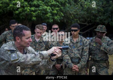 Neuseeland Armee Sgt. Maj. Paul Buckley, company Sergeant Major für delta Unternehmen, zeigt der US-Marines mit 3Rd Battalion 4th Marines zu Task Force Koa Moana 17 angebracht, wie die Glock 17 Weapon System während der Übung TAFAKULA, auf der Insel Tongatapu, Tonga, 21. Juli 2017 zu verwenden. Übung TAFAKULA ist entworfen, um die militärische zu stärken, und die Beziehungen zwischen der Tonga His Majesty's Armed Forces, Französischen Armee von Neukaledonien, Neuseeland Defence Force, und die Streitkräfte der Vereinigten Staaten. Stockfoto