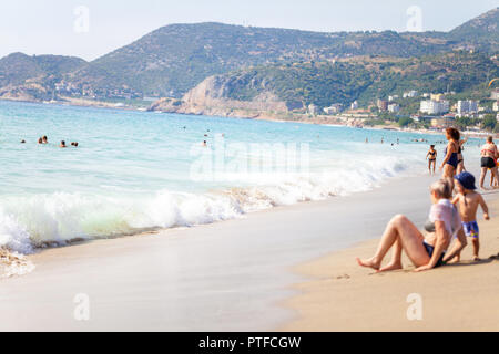 ANTALYA/TÜRKEI - September 30, 2018: Die Menschen in sonniger Tag am Strand Antalya Stockfoto