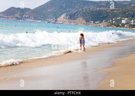 ANTALYA/TÜRKEI - September 30, 2018: Die Menschen in sonniger Tag am Strand Antalya Stockfoto