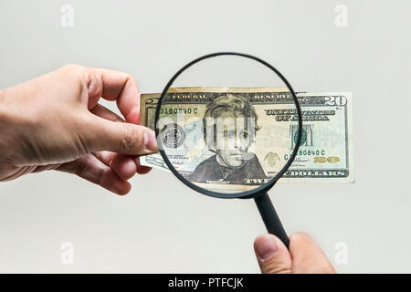 Experte mit Lupe überprüft verdächtige Geld. suche Wasserzeichen auf Papier der gefälschten Rechnungen. Lupe, Lupe, Lupe, magn Stockfoto