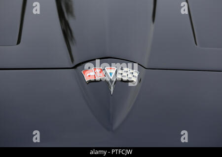 Abzeichen auf der Vorderseite eines schwarzen 60er Chevrolet Corvette Sting Ray. Stockfoto