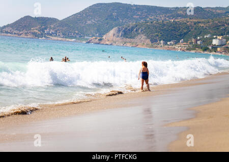 ANTALYA/TÜRKEI - September 30, 2018: Die Menschen in sonniger Tag am Strand Antalya Stockfoto