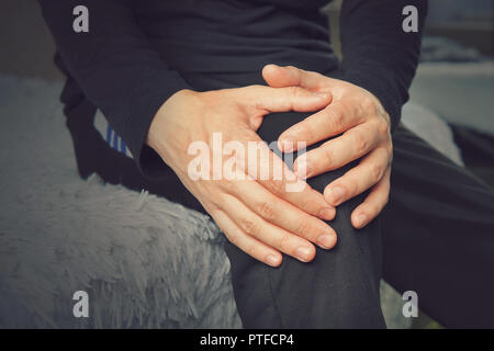 Alter Mann mit Schmerzen am Knie in der Natur im Sommer. kniescheibe Fraktur. Stockfoto