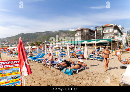 ANTALYA/TÜRKEI - September 30, 2018: Die Menschen in sonniger Tag am Strand Antalya Stockfoto