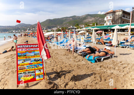 ANTALYA/TÜRKEI - September 30, 2018: Die Menschen in sonniger Tag am Strand Antalya Stockfoto