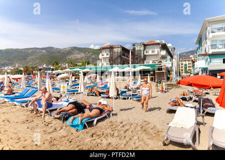 ANTALYA/TÜRKEI - September 30, 2018: Die Menschen in sonniger Tag am Strand Antalya Stockfoto