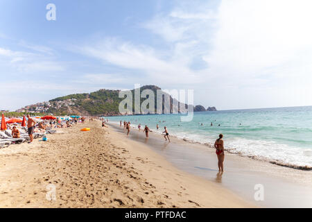 ANTALYA/TÜRKEI - September 30, 2018: Die Menschen in sonniger Tag am Strand Antalya Stockfoto