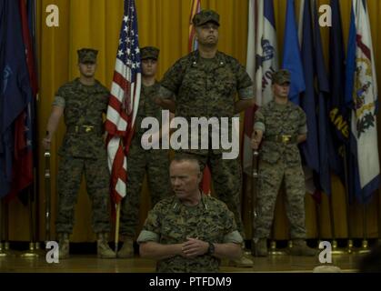 Generalleutnant Lawrence Nicholson, die III Marine Expeditionary Force kommandierender General, spricht mit dem Publikum während des 3. Marine Expeditionary Brigade Ändern des Befehls Zeremonie am Theater auf Lager Courtney, Okinawa, Japan, 21. Juli 2017. Die Zeremonie symbolisiert den Austausch von Verantwortung auf die neue kommandierende General. Brig. Gen. Chris A. McPhillips, der Ehemaligen 1. Marine Flugzeugflügel assistant Commander in Okinawa, Japan, übernahm als neuer Kommandierender General des 3. MEB. Stockfoto