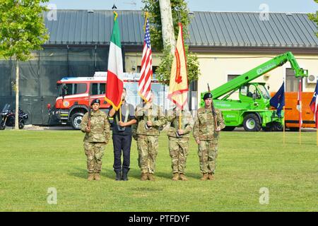 Soldaten der US-Armee Garnison Italien und ein Soldat aus der italienischen Carabinieri präsentieren den nationalen Flaggen der Vereinigten Staaten und Italien, sowie die Farben der USAG Italien, während der Befehl Feier in der Caserma Ederle, Vicenza, Italien, 21. Juli 2017, Stockfoto