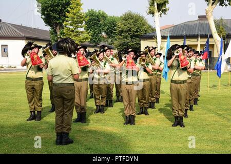 Italienische Armee Fanfara (Band) Der 11 Reggimento Bersaglieri Caprera während der US-Armee Garnison Ändern des Befehls Feier in der Caserma Ederle, Vicenza, Italien, 21. Juli 2017, Stockfoto