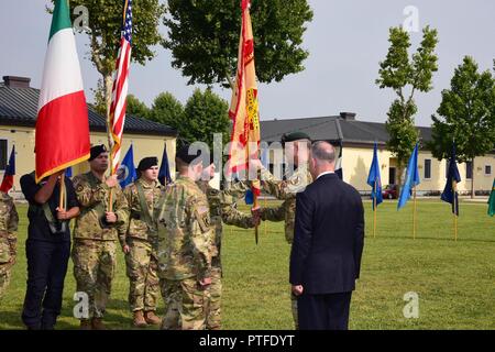 Command Sgt. Maj. Mason L. Bryant führt die Farben zu oberst Steven M. Markierungen an der Garnison Ändern des Befehls Zeremonie auf Hoekstra, Caserma Ederle, Vicenza, Italien, 21. Juli 2017, bei einem Befehl Zeremonie für die US-Armee Garnison Italien in der Caserma Ederle in Vicenza, Italien. Stockfoto