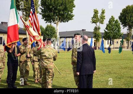 Oberst Eric M. Berdy übergibt die Farben zu Command Sgt. Maj. Mason L. Bryant an der Garnison Ändern des Befehls Zeremonie auf Hoekstra, Caserma Ederle, Vicenza, Italien, 21. Juli 2017, bei einem Befehl Zeremonie für die US-Armee Garnison Italien in der Caserma Ederle in Vicenza, Italien. Stockfoto