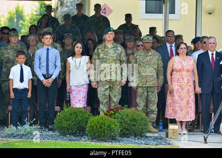 Colonel Steven M. Markierungen, ausgehende Commander, U.S. Army Garrison Italien, steht an Aufmerksamkeit während der Wiedergabe des "Ballade des Green Beret' am Ende der Garnison Ändern des Befehls Zeremonie auf Hoekstra, Caserma Ederle, Vicenza, Italien, Jan. 21, 2017. Stockfoto