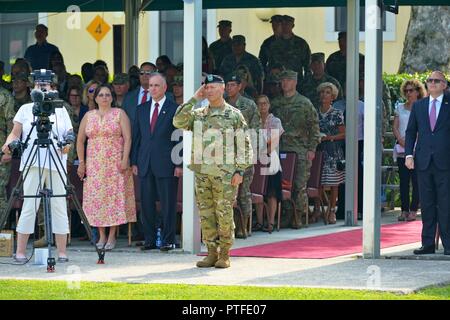 Oberst Eric M. Berdy, eingehende Commander, U.S. Army Garrison Italien grüßt die Garnison Ändern des Befehls Zeremonie auf Hoekstra, Caserma Ederle, Vicenza, Italien, 21. Juli 2017 abzuschließen. Stockfoto