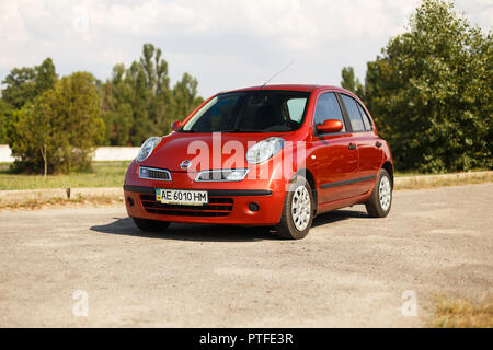 DNIPRO, UKRAINE - August 10, 2016: NISSAN MICRA FARBE ORANGE IN DER NÄHE DES FLUSSES IN DER STADT Stockfoto