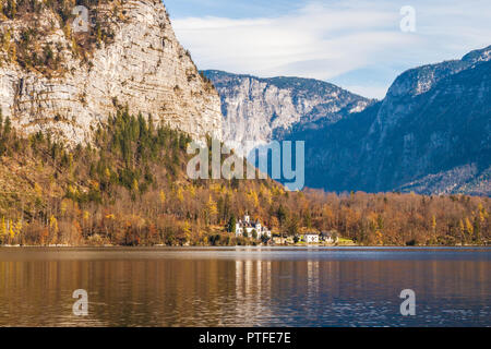 Grub Schloss (Schloss Grub) auf dem hallstattersee See. Blick von Hallstatt. Schönen alpinen See- und Berglandschaft im Herbst Tag. Österreichische natur Stockfoto