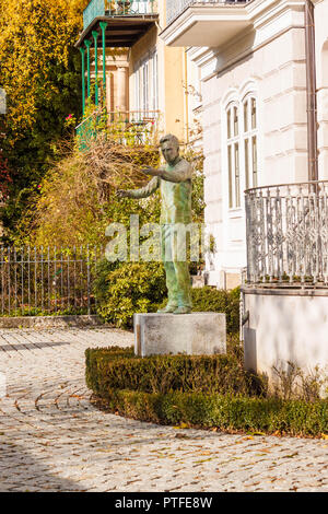 Salzburg, Österreich - 14. November 2017: lebensgroße Statue des berühmten Dirigenten Herbert von Karajan im Garten seines Geburtshaus am Elisabethkai. Stockfoto