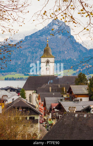 Ansicht der österreichischen alpinen Stadt St. Wolfgang am Wolfgangsee mit St. Wolfgang Kirche. Beliebte touristische Destination. Stockfoto