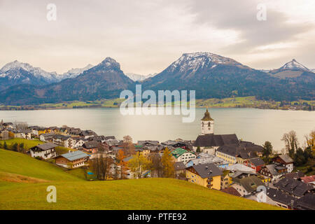 Österreichischer Alpenverein St. Wolfgang am Wolfgangsee. Blick vom Kalvarienberg Hill. Beliebte touristische Destination. Stockfoto