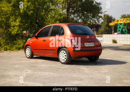 DNIPRO, UKRAINE - August 10, 2016: NISSAN MICRA FARBE ORANGE IN DER NÄHE DES FLUSSES IN DER STADT Stockfoto