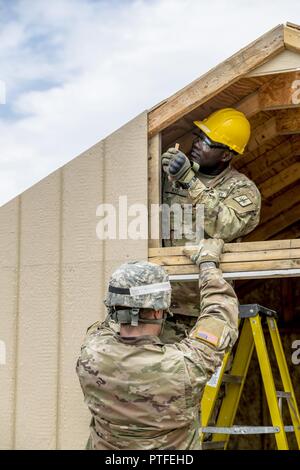 New York Army National Guard SPC. Kyei, mit der 1156Th Engineer Company, 204 Techniker Bataillon, Maßnahmen für einen von zwei Schuppen Bauvorhaben während der jährlichen Schulung der Einheit in Fort Drum, N.Y., 19. Juli 2017. Die Schuppen sind einer von vier Bauvorhaben das Bataillon während seiner Zeit in Fort Drum lief, so dass die Soldaten ihre Fähigkeiten zu verbessern, während die Schaffung dauerhafter Bauprojekte für die Post. (U. S. Army National Guard Stockfoto