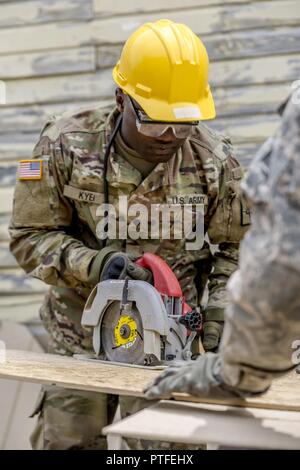 New York Army National Guard SPC. Kyei, mit der 1156Th Engineer Company, 204 Engineer Battalion, schnitten Bauholz für eine von zwei Schuppen Bauvorhaben während der jährlichen Schulung der Einheit in Fort Drum, N.Y., 19. Juli 2017. Die Schuppen sind einer von vier Bauvorhaben das Bataillon während seiner Zeit in Fort Drum lief, so dass die Soldaten ihre Fähigkeiten zu verbessern, während die Schaffung dauerhafter Bauprojekte für die Post. (U. S. Army National Guard Stockfoto