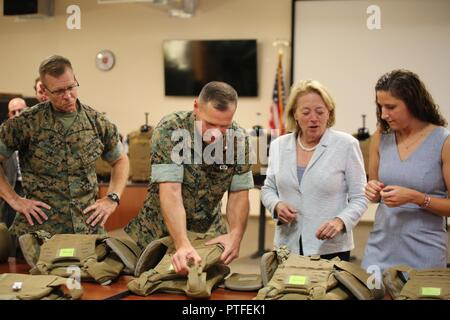 Massachusetts Kongressabgeordnete Niki Tsongas verbindet Marine Corps Systems Command Erwerb Experten an Bord der Marine Corps Base Quantico, Virginia, 11. Juli für eine Sneak Peek auf die neueste Ausrüstung für das 21. Jahrhundert Marine. In einer Reihe von kontinuierlichen Bemühungen, die Corps und die Armee gemeinsam zu entwickeln, zu testen und zu liefern - bessere Funktionen für die Marines und Soldaten. Von links: Brig. Gen. Joseph Shrader, MCSC Kommandeur, Oberstleutnant Chris Madeline, Program Manager für Infanterie bekämpfen; Rep. Tsongas; und Mackie Jordan, ein Ingenieur in der PM-EIS. Stockfoto