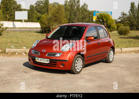 DNIPRO, UKRAINE - August 10, 2016: NISSAN MICRA FARBE ORANGE IN DER NÄHE DES FLUSSES IN DER STADT Stockfoto