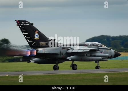 Die Royal Air Force Tornado GR4 Flugzeug für eine Antenne Demonstration während Freunde & Familien Tag an RAF Marham, England Juli 20. Der Tag ist alles zu sagen: "Danke", auf die die RAF Personal Familien, Freunde in der lokalen Gemeinschaft, die Unterstützung bei der Installation und der amerikanischen Verbündeten, deren Partnerschaft setzt sich mit der erwarteten Ankunft des F-35 an beiden RAF Marham und RAF Lakenheath zu blühen. Stockfoto