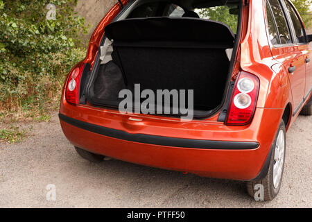 Auto mit offenem Kofferraum sauber Leer orange Limousine Stockfoto