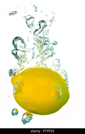 Ein Spritzer Zitrone in Wasser mit Luftblasen Stockfoto