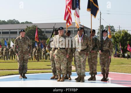 Us-Armee Gen. Gus Perna, Armee Materiel Kommando Kommandant, der als Host für den Ruhestand Zeremonie für Generalleutnant Larry Wyche, AMC stellvertretenden kommandierenden General, Juli 21 Auf der AMC Hauptquartier parade Feld. Wyche im Ruhestand nach 42 Jahren Service. Stockfoto