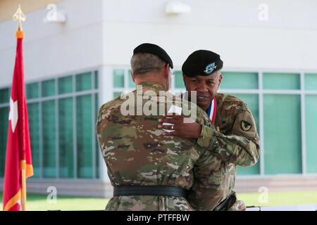 Us-Armee Gen. Gus Perna, Army Material Command Commander, Umarmungen Generalleutnant Larry Wyche, AMC stellvertretenden kommandierenden General, während Wyche retirement Zeremonie, Juli 21 Auf der AMC Hauptquartier parade Feld. Wyche im Ruhestand nach 42 Jahren Service. Stockfoto