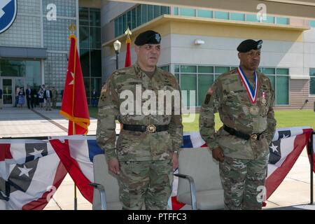 Us-Armee Gen. Gus Perna, Armee Materiel Kommando Kommandant, der als Host für den Ruhestand Zeremonie für Generalleutnant Larry Wyche, AMC stellvertretenden kommandierenden General, Juli 21 Auf der AMC Hauptquartier parade Feld. Wyche im Ruhestand nach 42 Jahren Service. (Armee Stockfoto