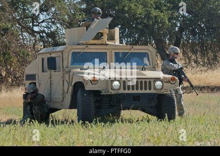 Armee finden Soldaten des 949Th Transportation Loslösung (Movement Control Team) aus Boise, Idaho, ziehen, um die Sicherheit während des Kampfes Support Training Übung 91-17-03 im Camp Roberts, Calif., am 20. Juli 2017. Fast 5.400 Service Mitglieder aus der US-Army, US-Army, Army National Guard, der U.S. Navy, und die kanadischen Streitkräfte sind Ausbildung am Fort Hunter Liggett, Calif., als Teil des 84th Ausbildung Befehl CSTX 91-17-03 und ARMEDCOM Global Medic; dies ist eine einzigartige Ausbildung, mit der US-Army Reserve Einheiten neben ihrer multi-Komponente und gemeinsame Partner zu trainieren Stockfoto