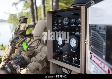 U.S. Army Reserve Soldaten mit der 728Th Quartermaster Unternehmen, Fremont, Neb., den Betrieb einer Pumpe auf Binnenwasserstrassen Pipeline Distribution System während QLLEX 2017, 21. Juli in Fort Bragg, NC. QLLEX, kurz für Quartermaster Flüssiglogistik ausüben, ist Premier der US-Armee finden Bereitschaft Übung für Kraftstoff und Wasser Verteilung. Die diesjährigen QLLEX ist nicht nur eine Demonstration der Leistungsfähigkeit, Einsatzbereitschaft und Letalität von America's Army Reserve Kraftstoff und Wasser zu setzen, wo sie am meisten gebraucht wird - in den Fahrzeugen und an den Händen des Krieges - Kämpfer und Manöver Einheiten aber auch weitere Übung Stockfoto