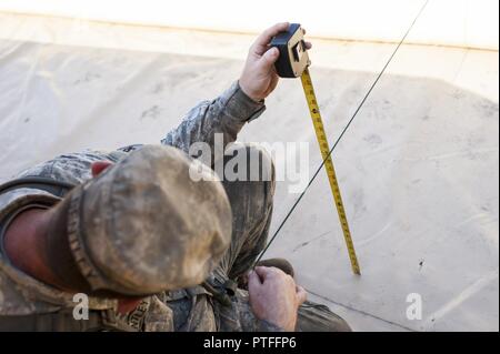 U.S. Army Reserve SPC. Dwayne Bentley, mit der 431St Quartermaster Unternehmen, 103 Expeditionary Sustainment Command, Battle Creek, Michigan, misst das Volumen eines Produktes in einem 50K Tasche während QLLEX 2017, 21. Juli in Fort Bragg, NC. QLLEX, kurz für Quartermaster Flüssiglogistik ausüben, ist Premier der US-Armee finden Bereitschaft Übung für Kraftstoff und Wasser Verteilung. Die diesjährigen QLLEX ist nicht nur eine Demonstration der Leistungsfähigkeit, Einsatzbereitschaft und Letalität von America's Army Reserve Kraftstoff und Wasser zu setzen, wo sie am meisten gebraucht wird - in den Fahrzeugen und an den Händen des Krieges - Fighter ein Stockfoto