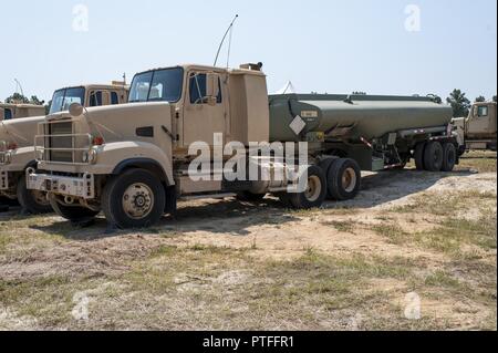 Militärische Tankwagen aus fünf US Army Reserve Transporteinheiten in Georgia, Illinois, Michigan, South Carolina und Texas, werden läuft Kraftstoff an Kunden bei QLLEX 2017, 21. Juli in Fort Bragg, NC. QLLEX, kurz für Quartermaster Flüssiglogistik ausüben, ist Premier der US-Armee finden Bereitschaft Übung für Kraftstoff und Wasser Verteilung. Die diesjährigen QLLEX ist nicht nur eine Demonstration der Leistungsfähigkeit, Einsatzbereitschaft und Letalität von America's Army Reserve Kraftstoff und Wasser zu setzen, wo sie am meisten gebraucht wird - in den Fahrzeugen und an den Händen des Krieges - Kämpfer und Manöver Einheiten-bu Stockfoto